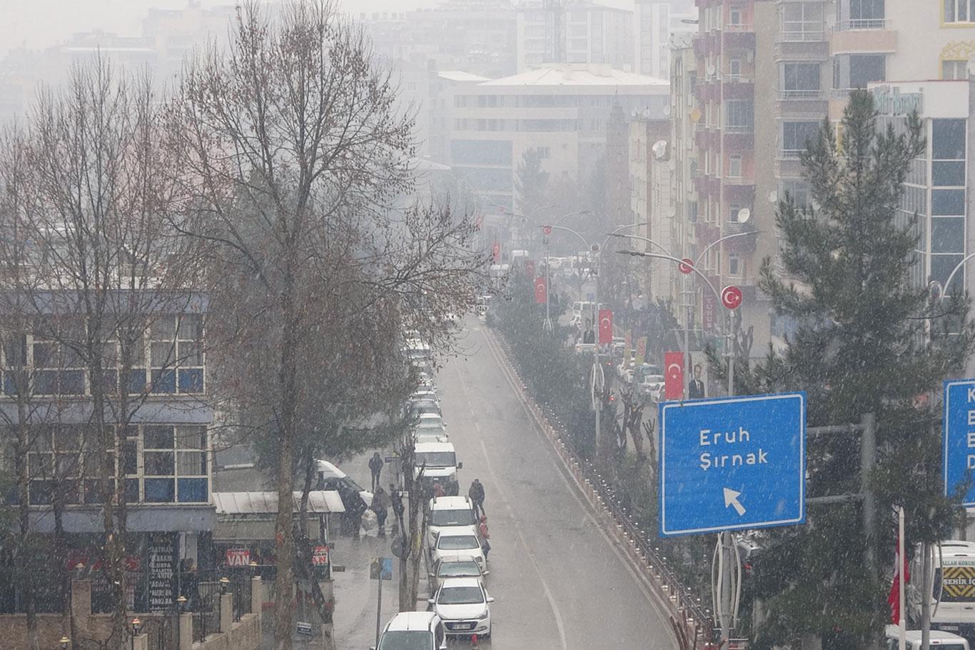 Siirt'te Kısa süreli kar yağışı bile Siirtlileri sevindirdi Siirt'te Kısa süreli kar yağışı bile Siirtlileri sevindirdi